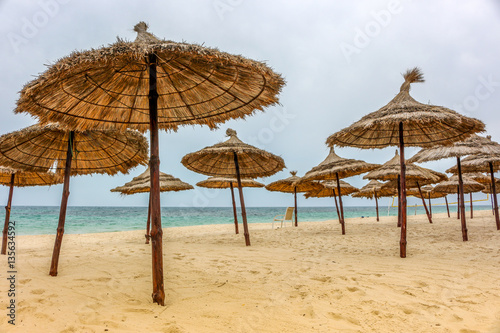 Tunesien Strand Sonnenschirme © Peter