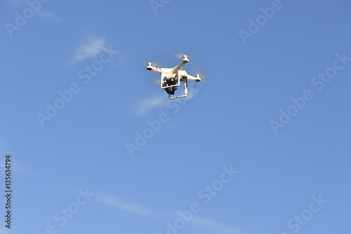 Drone récréatif en vol en fin de journée