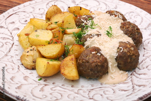 Beef meatballs with potatoes and creamy gravy