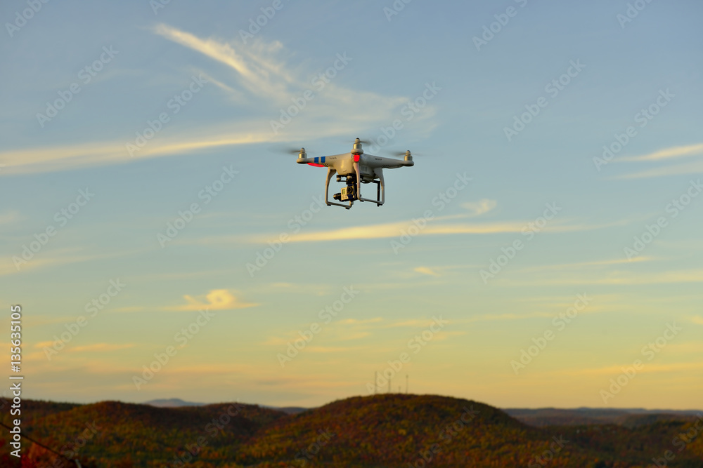 Drone récréatif en vol en fin de journée Drone récréatif en vol en fin de journée