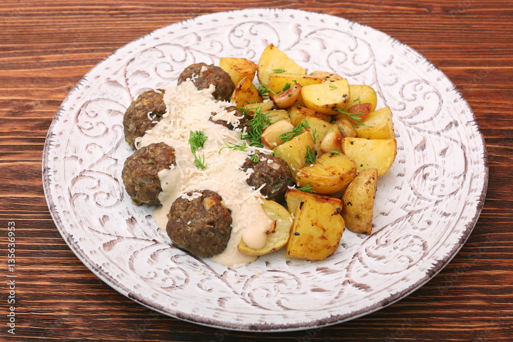 Beef meatballs with potatoes and creamy gravy