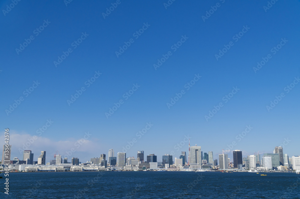 東京都市風景　全景　都心のビル群　快晴青空と東京湾の青い海　大空コピースペース