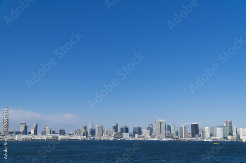 東京都市風景 全景 都心のビル群 快晴青空と東京湾の青い海 大空コピースペース