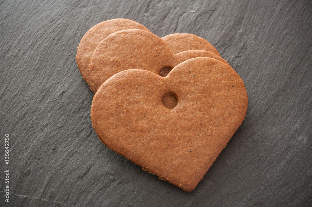 Obraz premium biscuit en forme de coeur sur ardoise