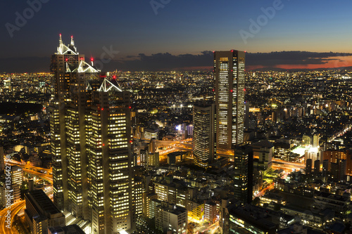 新宿高層ビル街から望む街並　夕景　夜景　街並の表情　西に広がる住宅街　東京オペラシティ