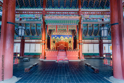 Palace architecture, the interiors of Geunjeongjeon in Gyeongbok © Overburn