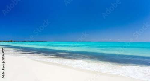 Tropical beach in Cayo Largo island © PhotoSerg