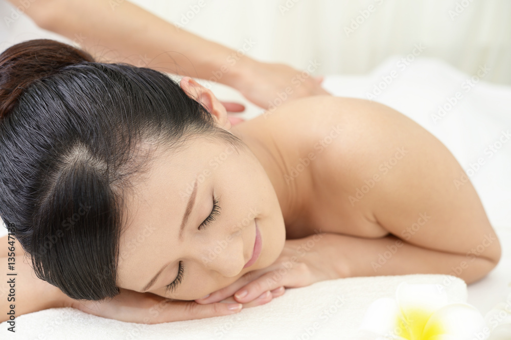 ボディマッサージを受ける女性 