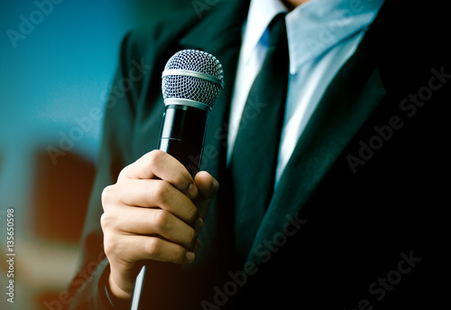 Foto blurred of smart businessman speech, talking with microphone, gr