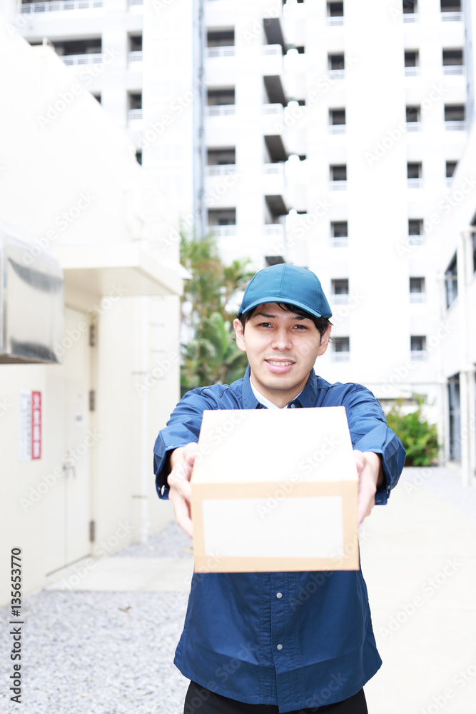 荷物を運ぶ笑顔の男性
荷物を運ぶ笑顔の男性