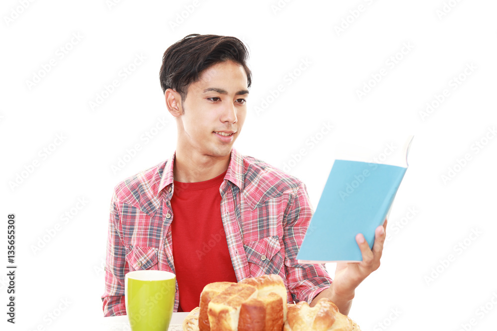 朝食を食べる男性