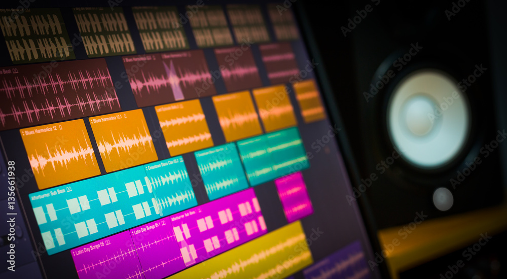 Obraz premium kolorowy cyfrowy przebieg na monitorze komputera i głośniki studyjne dla koncepcji nagrywania dźwięku