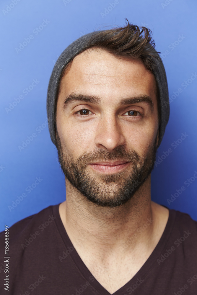 Obraz premium Confident chap in hat, portrait