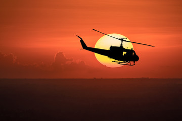Handdoek met foto Helikopter Patrouillehelikopter silhouet bij avondschemering  © KissShot