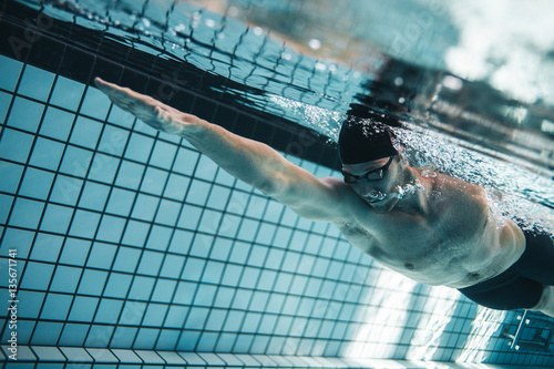 Photos Pro swimmer practising in swimming pool