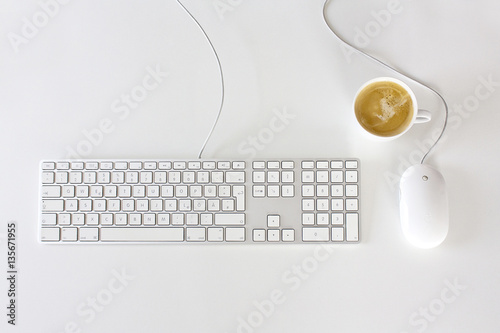 iMac Tastatur und Maus mit Kaffee auf Schreibtisch