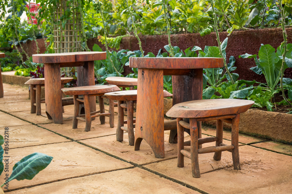 Obraz premium Drewniany stół z dwoma krzesłami.