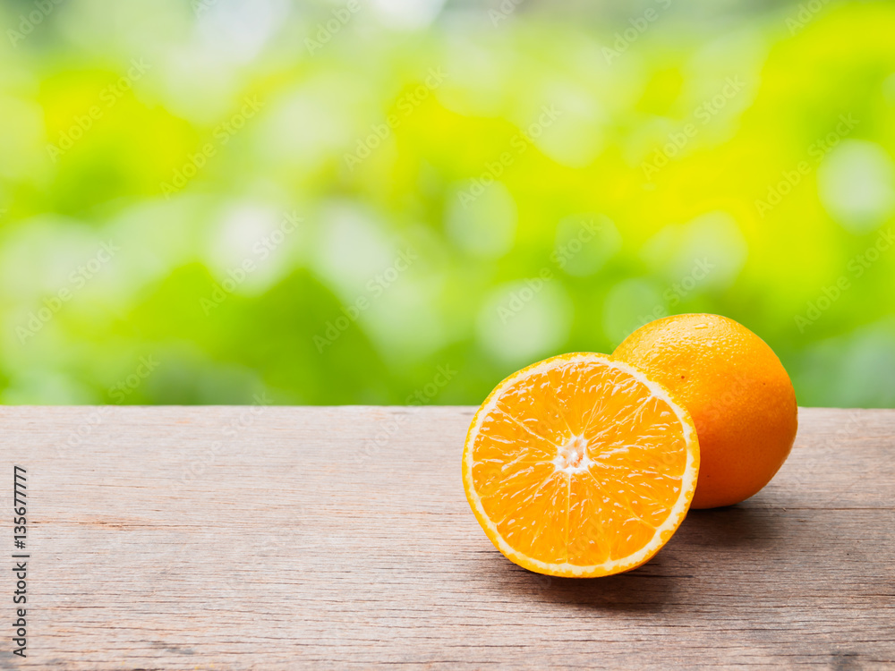 Obraz premium Fresh orange fruit slice on wooden table