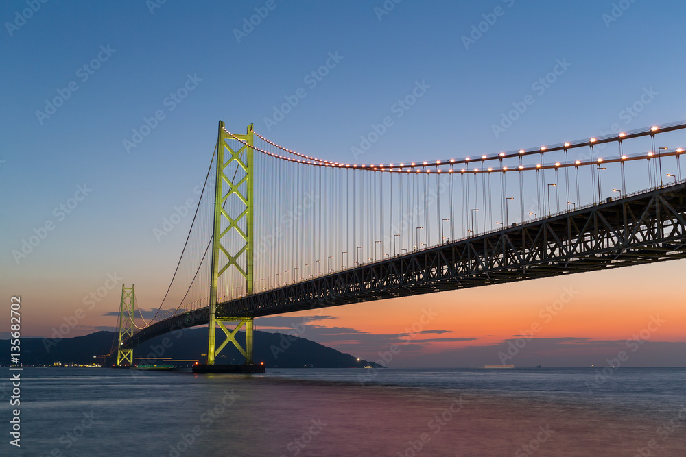 Obraz premium Akashi Kaikyo Bridge at sunset
