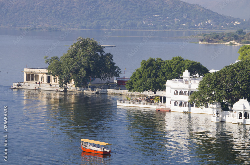 Fototapeta premium beautiful landscape of the city of Udaipur and the lake Pichola in India 