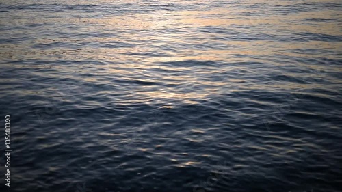Mare al mattino, acqua in movimento