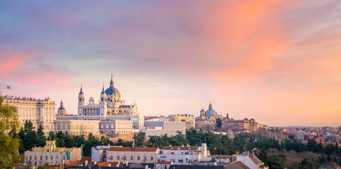 Acrylglasbilder Madrid Madrider Kathedrale im Tageslicht  © LucVi