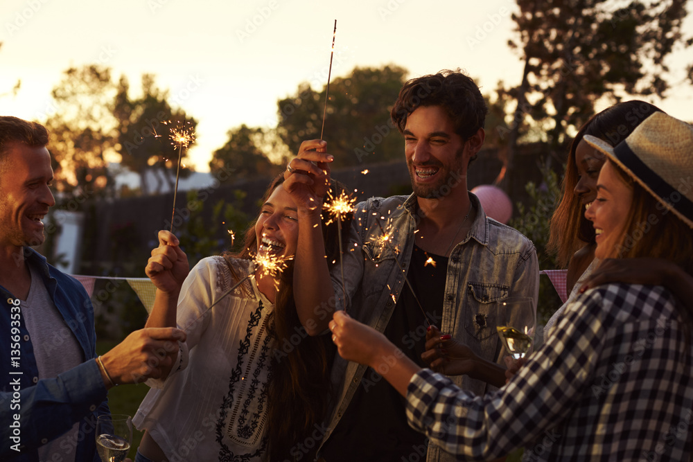 Φωτογραφία Group Of Friends With Sparklers Enjoying Outdoor Party