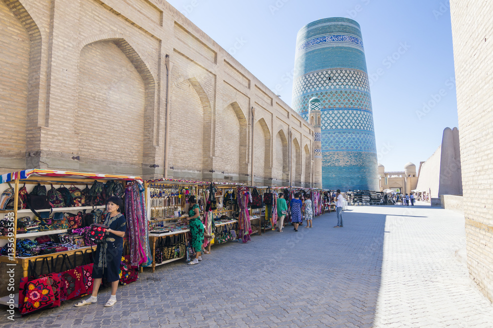 Φωτογραφία Street market in Itchan Kala, the walled inner town of the city of Khiva, Uzbeki