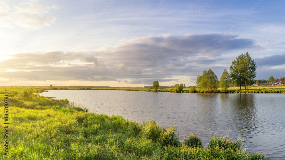 летний пейзаж на берегу реки с отражением деревьев в воде, Россия, Урал, июнь