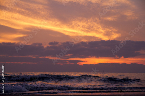 sole al tramonto sul mare in inverno