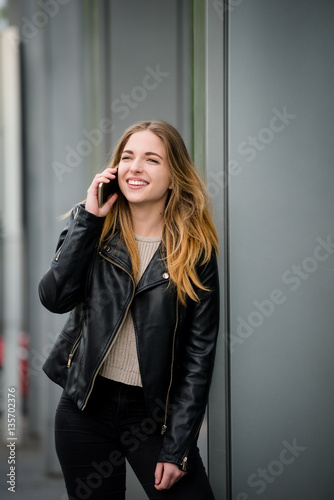 Fotografie On phone - teen in street