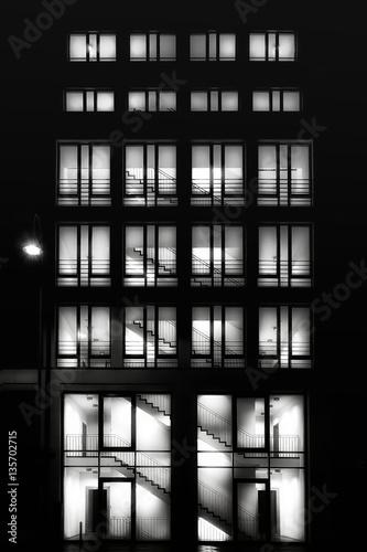 Fensterfront eines Bürogebäudes bei Nacht