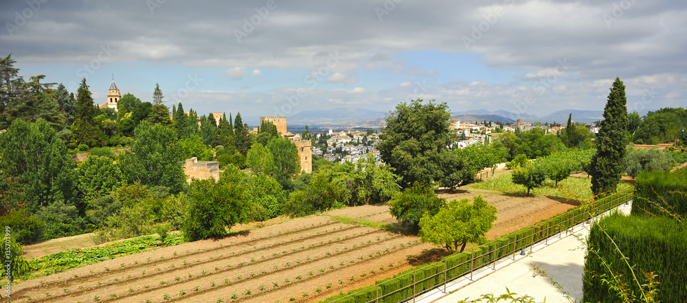 Alhambra de Granada desde los jardines del Generalife, España