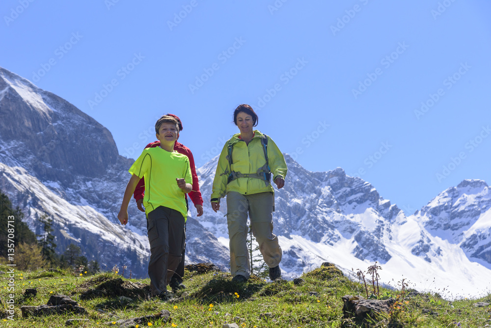 Mutter mit Kindern beim Wandern in den Oberstdorfer Bergen