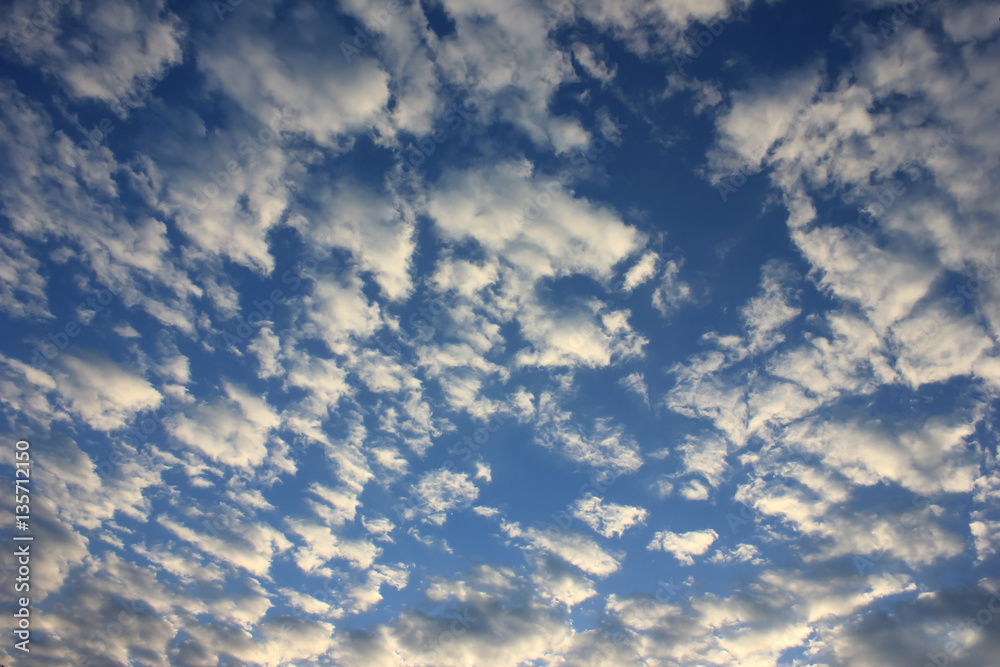 Pattern of white clouds streaming by wind with blue sky background 
