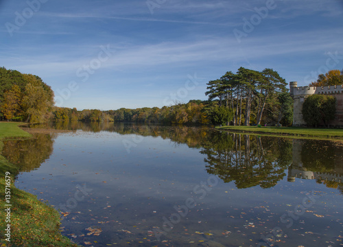 Schlosspark. Herbst. Schloss. Burg. Herbs im Wald.