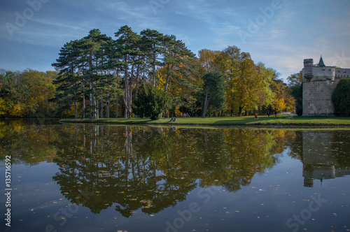 Schlosspark. Herbst. Schloss. Burg. Herbs im Wald.