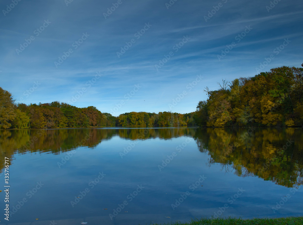 Fototapeta premium Schlosspark. Herbst. Schloss. Burg. Herbs im Wald.