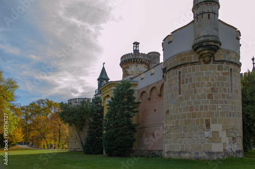 Schlosspark. Herbst. Schloss. Burg. Herbs im Wald.
