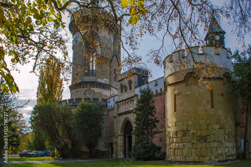 Schlosspark. Herbst. Schloss. Burg. Herbs im Wald.