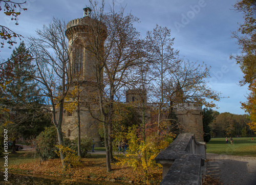 Schlosspark. Herbst. Schloss. Burg. Herbs im Wald.