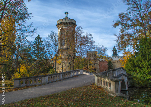 Schlosspark. Herbst. Schloss. Burg. Herbs im Wald.