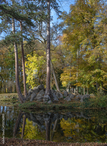 Schlosspark. Herbst. Schloss. Burg. Herbs im Wald.