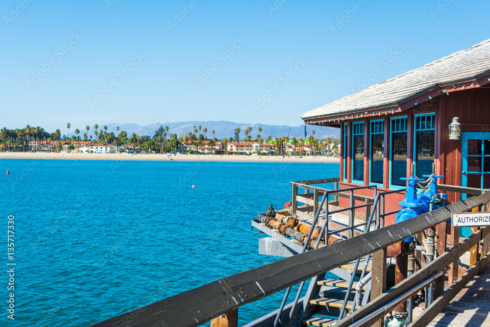 Obraz premium Santa Barbara coastline seen from the pier