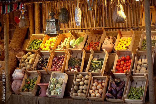 Markt in einem Kamelcamp in der Wüste bei Dubai, Vereinigte Arabische Emirate, Naher Osten