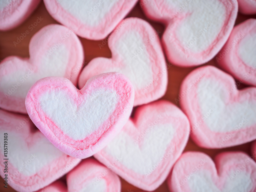 Fototapeta premium pink heart shape marshmallow for valentines background