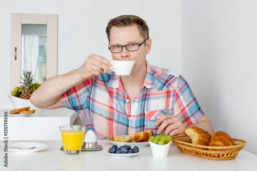 Mann trinkt Kaffee zum Frühstück