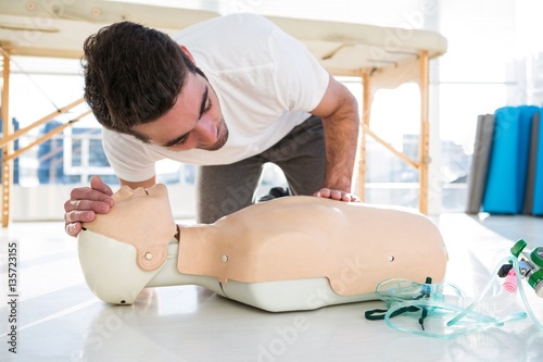 Obraz na plátně Paramedic training cardiopulmonary resuscitation to man