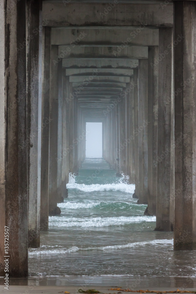 Obraz premium Foggy view Under Pier