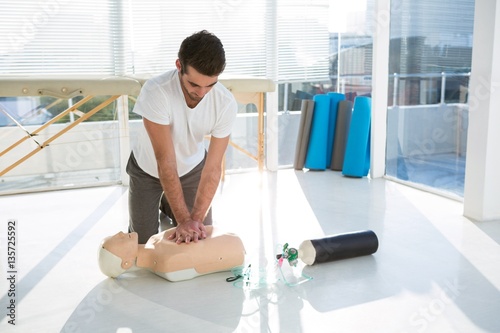 Canvas Print Paramedic practicing resuscitation on dummy